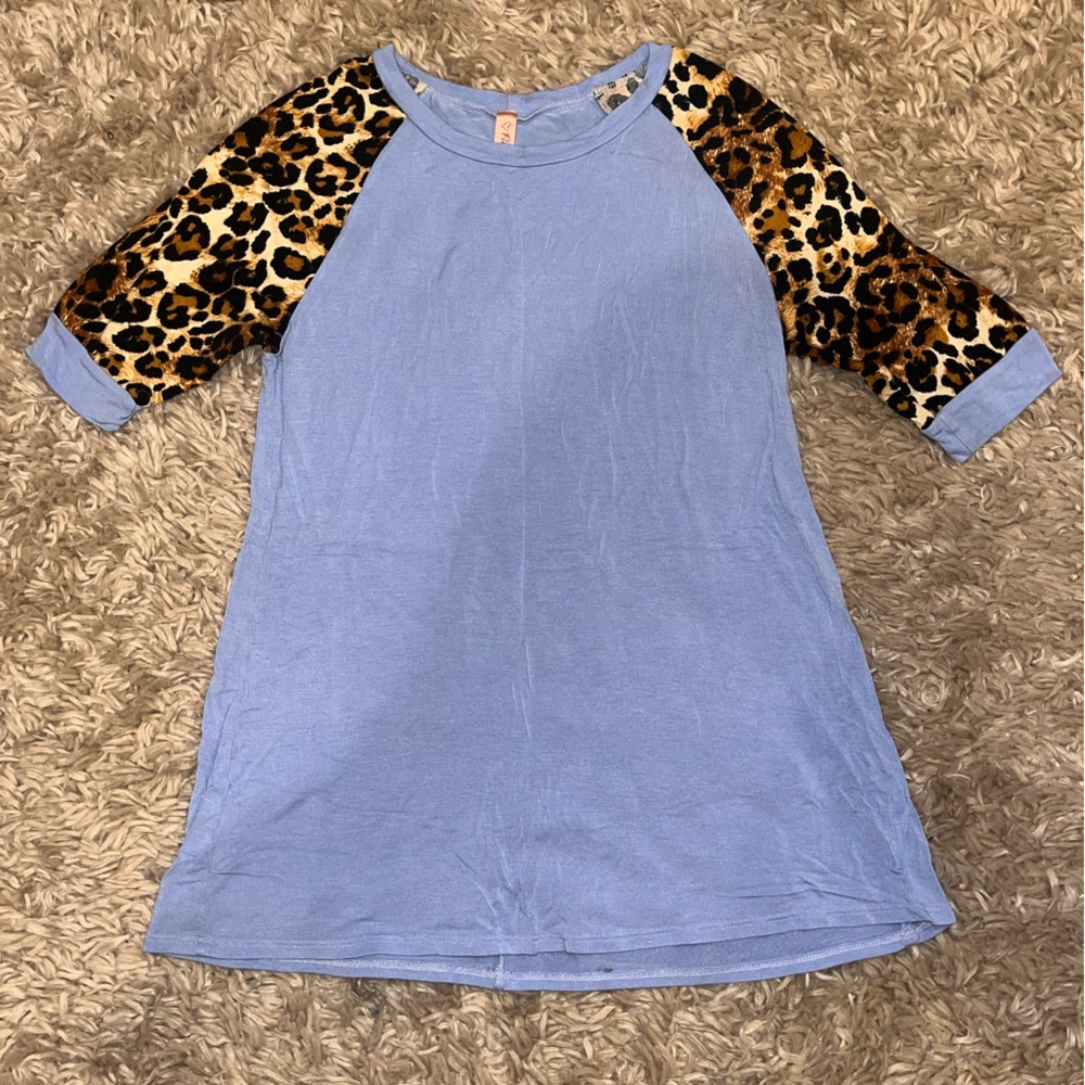 Short sleeve tshirt with cheetah print sleeves
